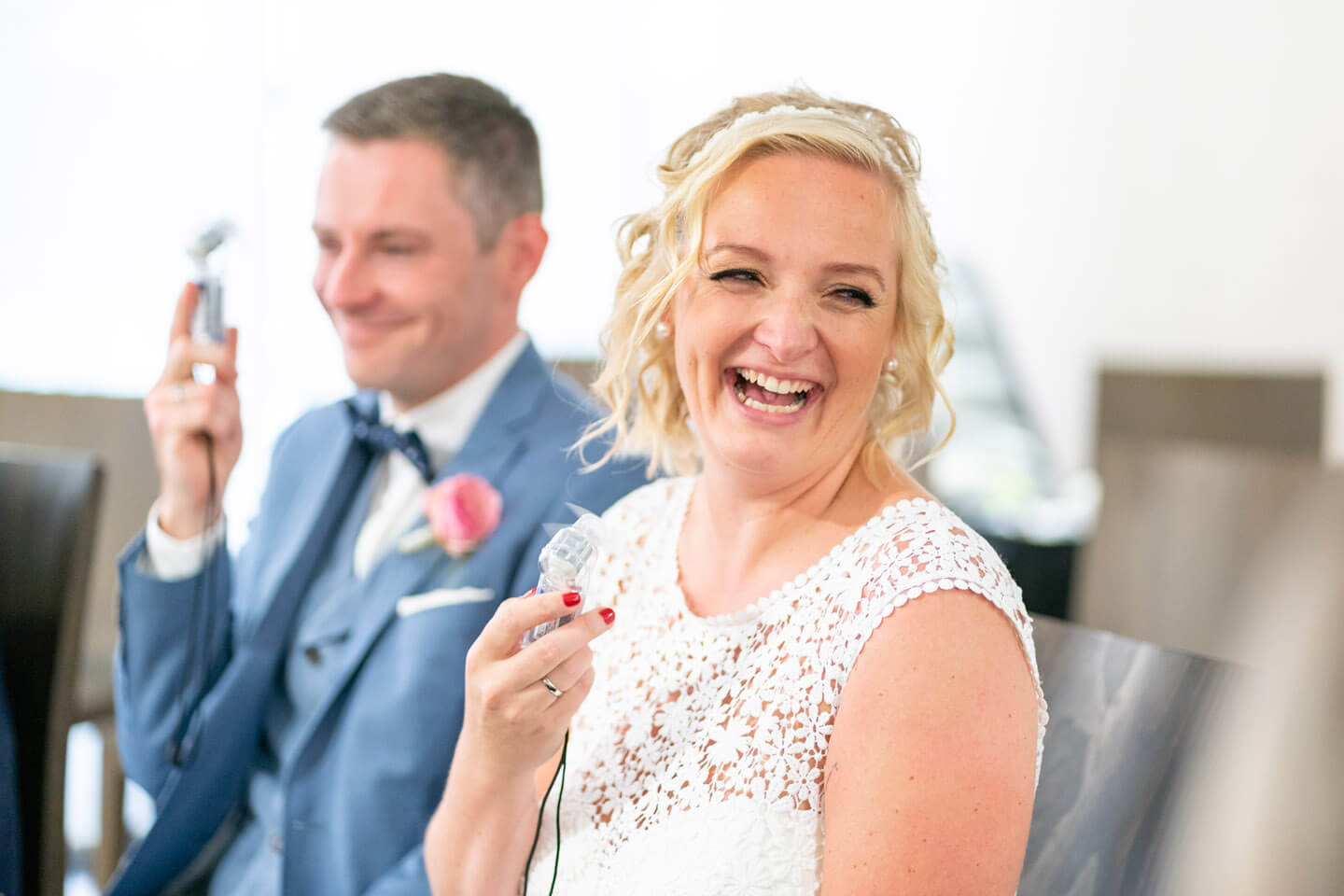 Braut bekommt frische Luft dank Miniventilator