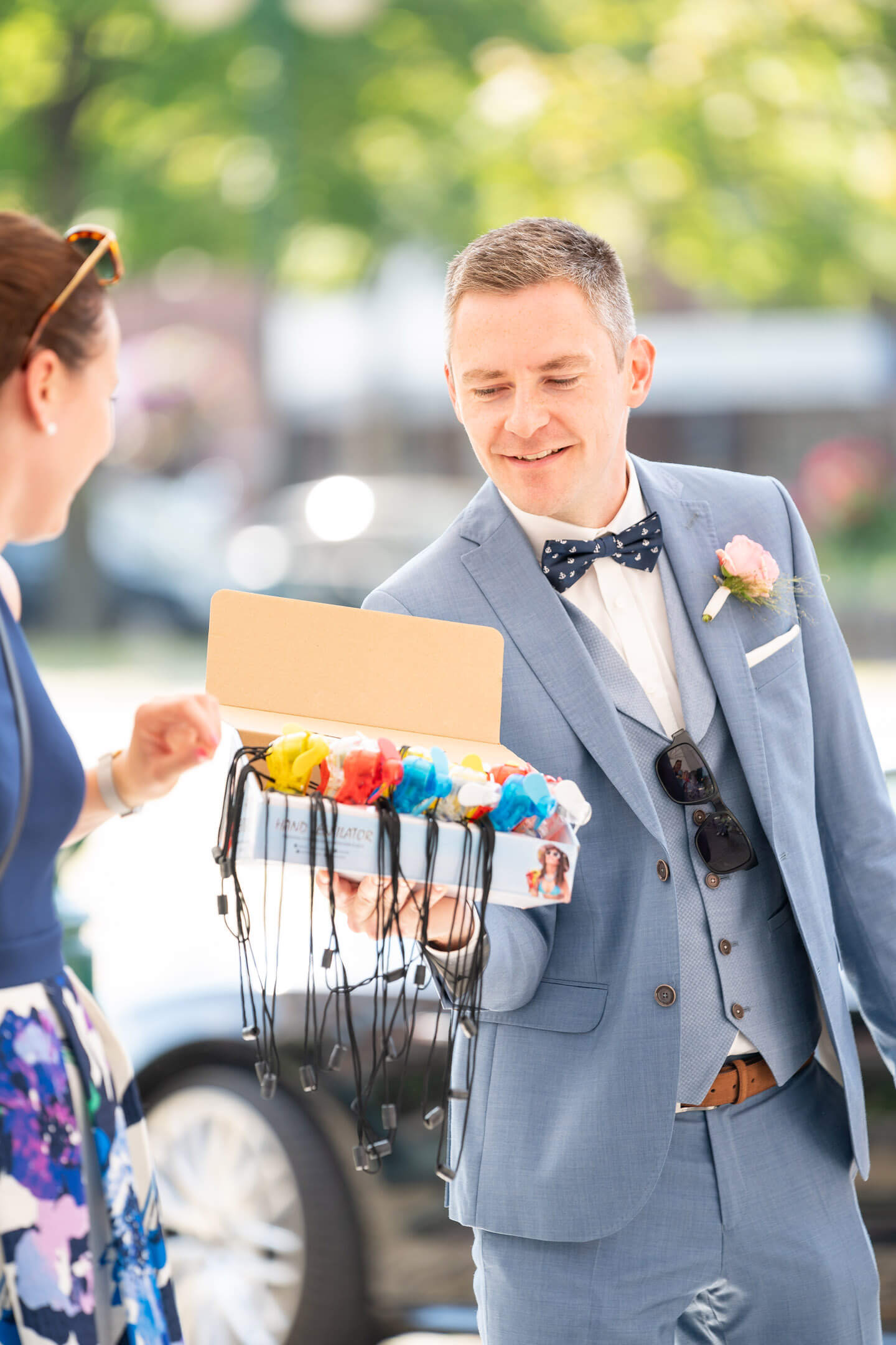 Miniventilatoren werden für eine Hochzeit verteilt