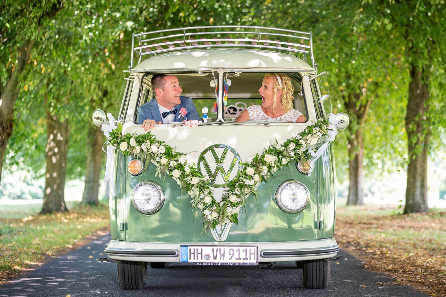 Witzige Hochzeitsbilder mit VW-Bulli. Fotograf Florian Läufer