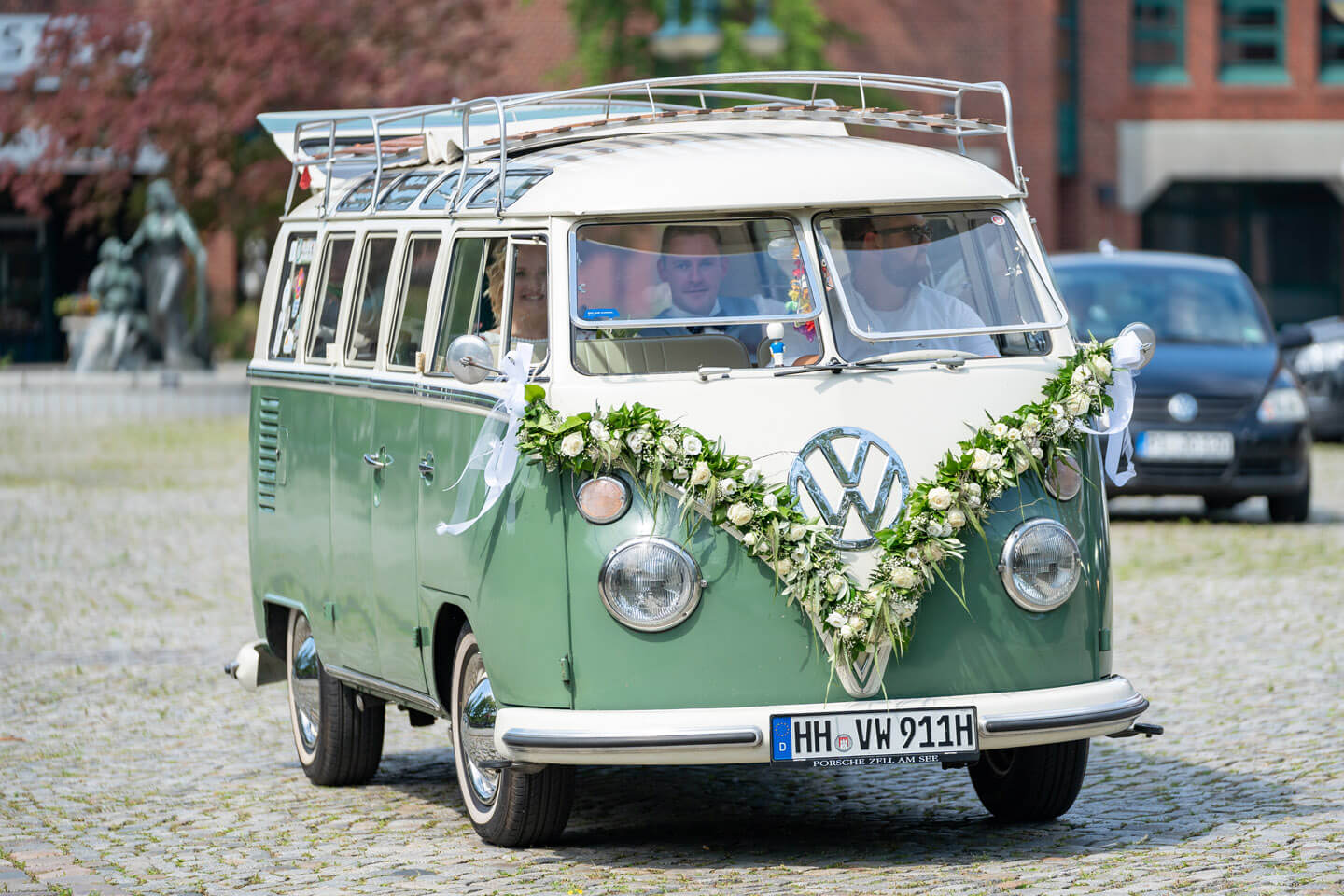 VW Bus Hochzeitspaar
