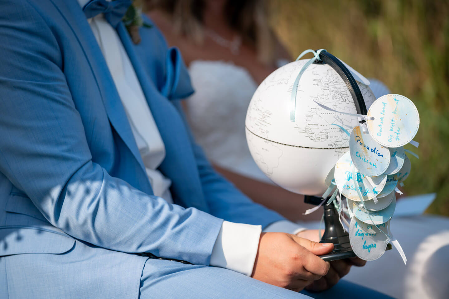 Weltkugel mit Wünschen für das Hochzeitspaar