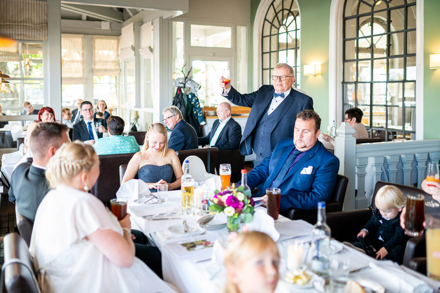 Brautvater hebt das Glas nach seiner Rede im Zollenspieker Fährhaus