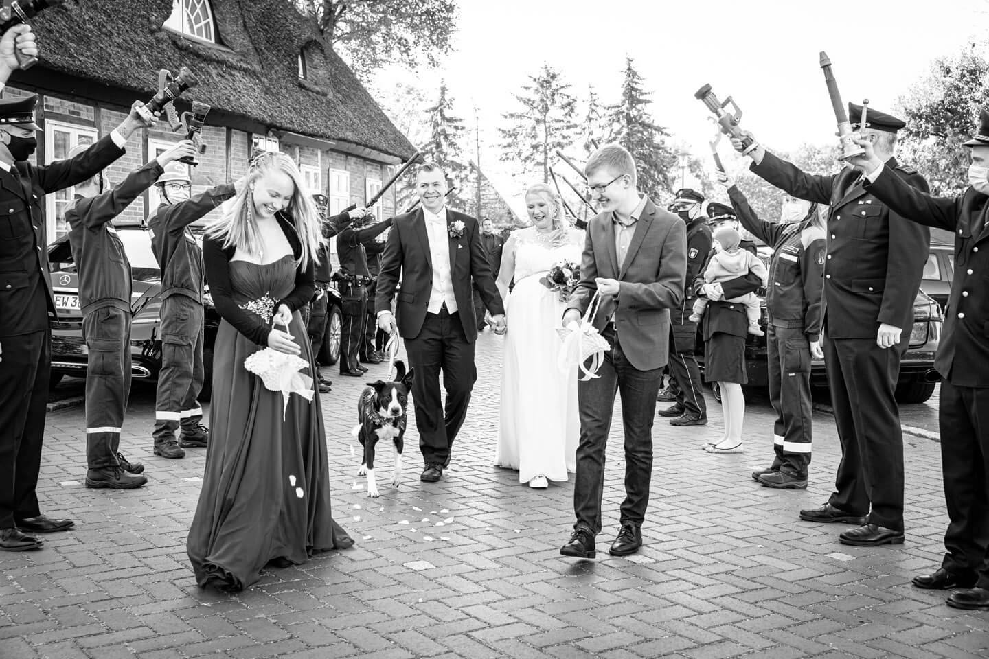 Spalier Feuerwehr mit Hochzeitspaar