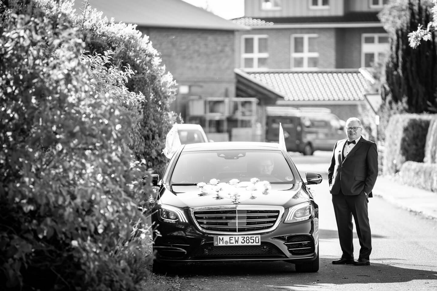 Das Brautauo wartet auf den Beginn der Trauung