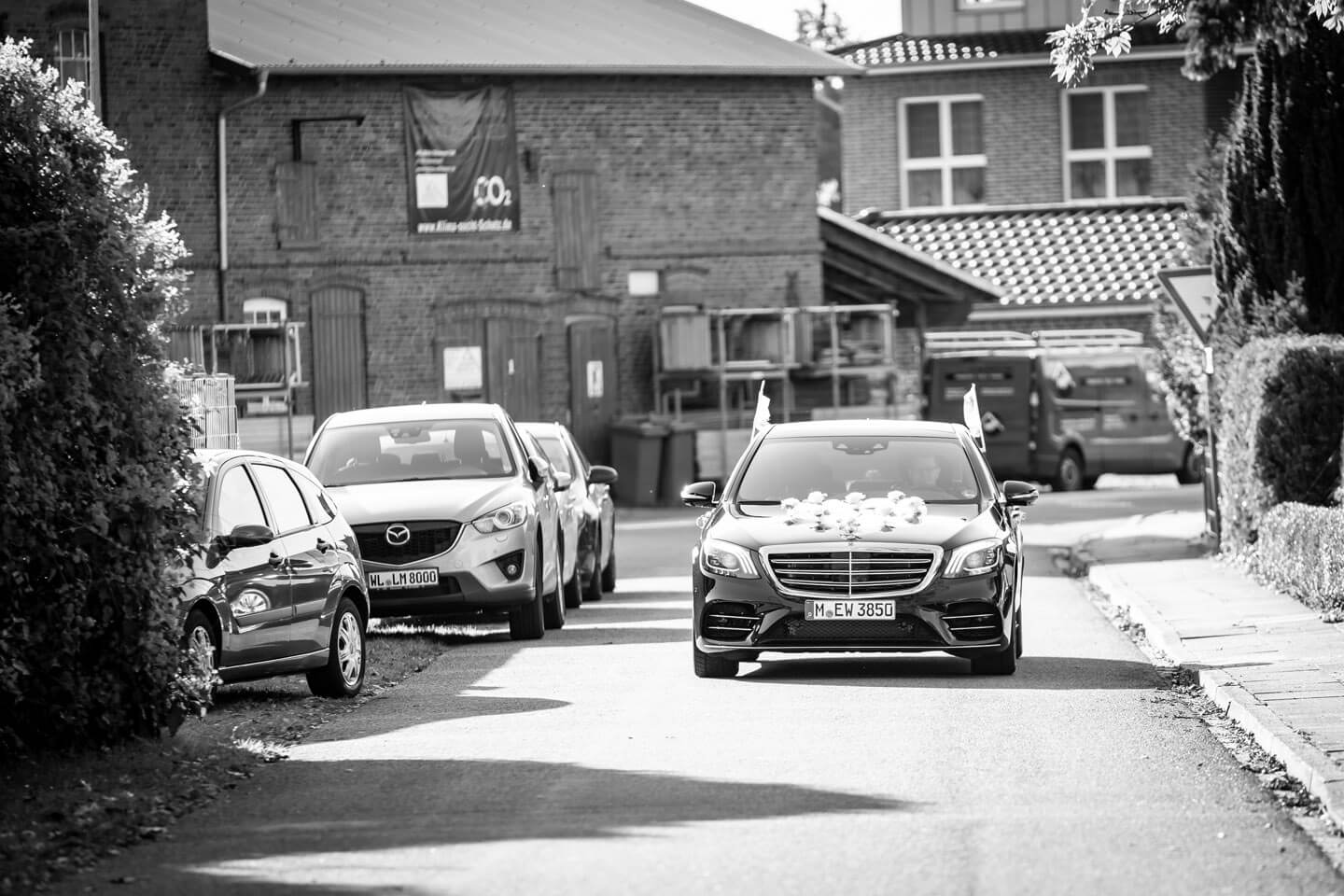 Die Braut wird zum Standesamt chauffiert.