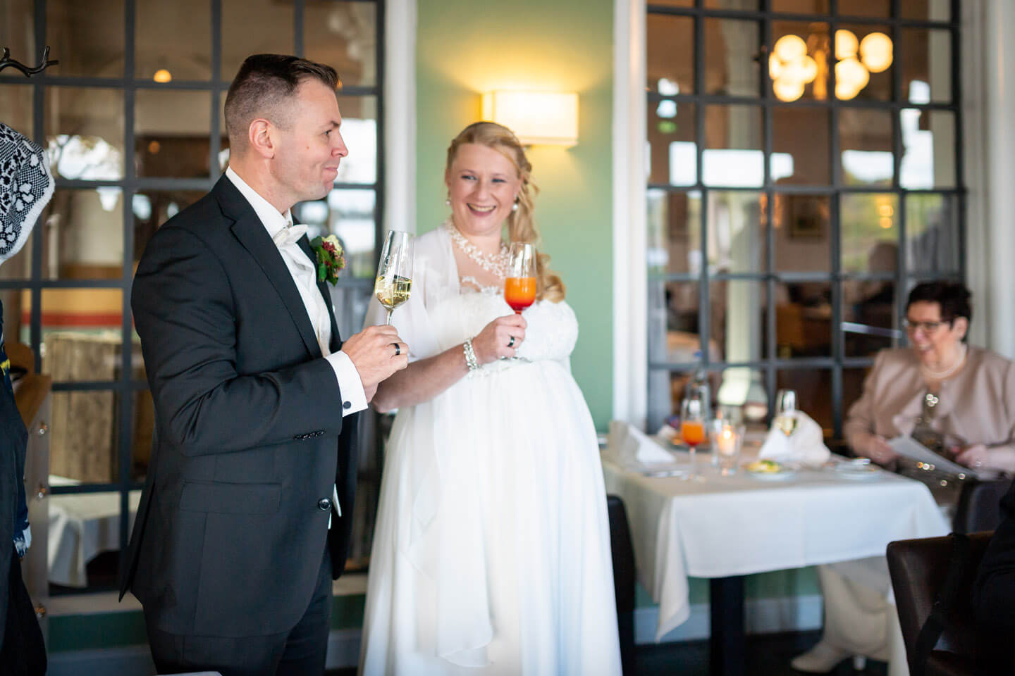 Anstoßen bei der Hochzeit