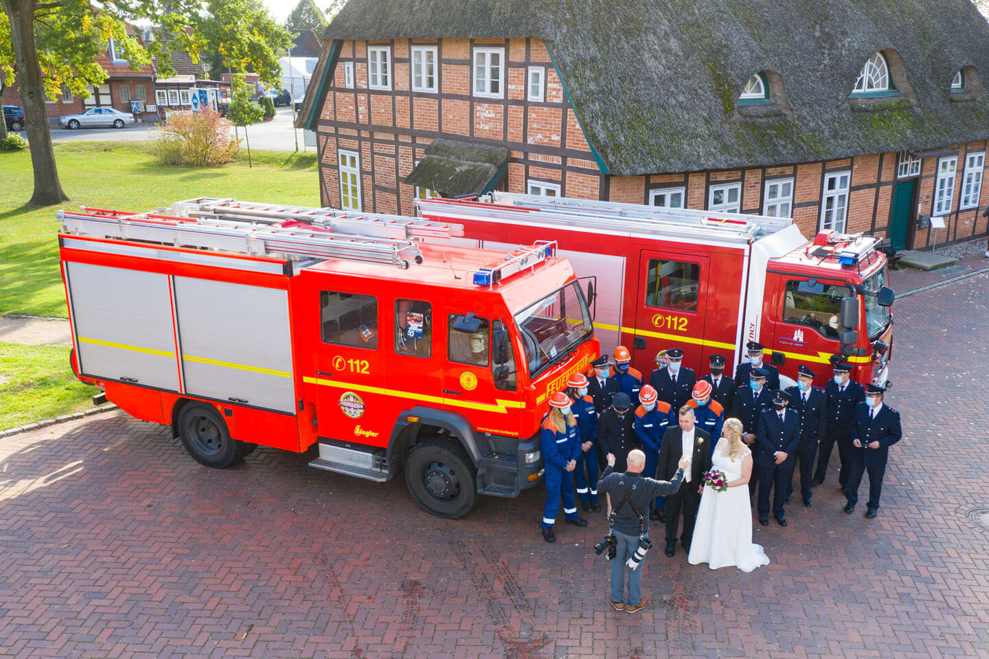 Drohnenaufnahme vom Hochzeitsfoto mit der Feuerwehr