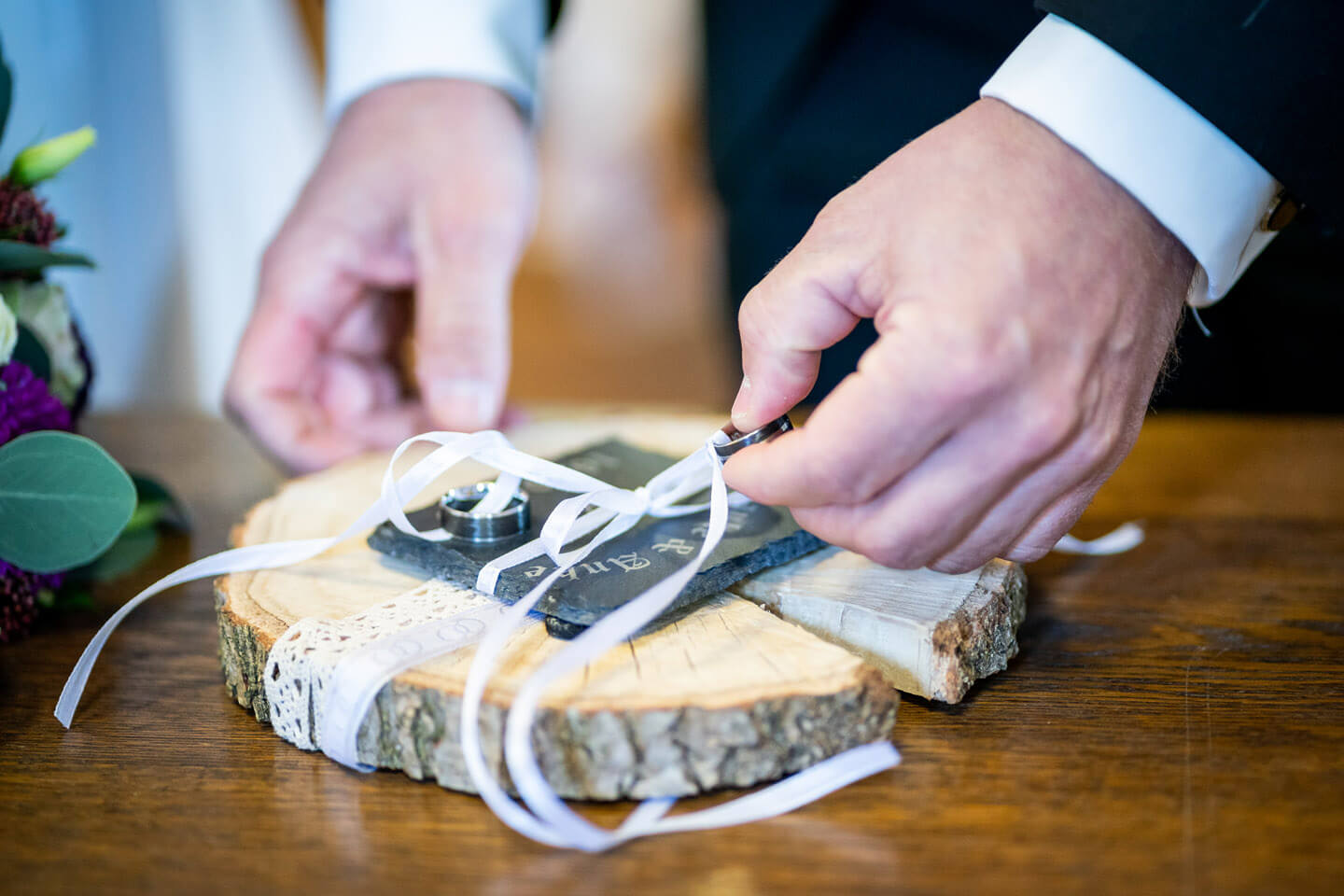 Bräutigam nimmt den Ehering zum Ringtausch