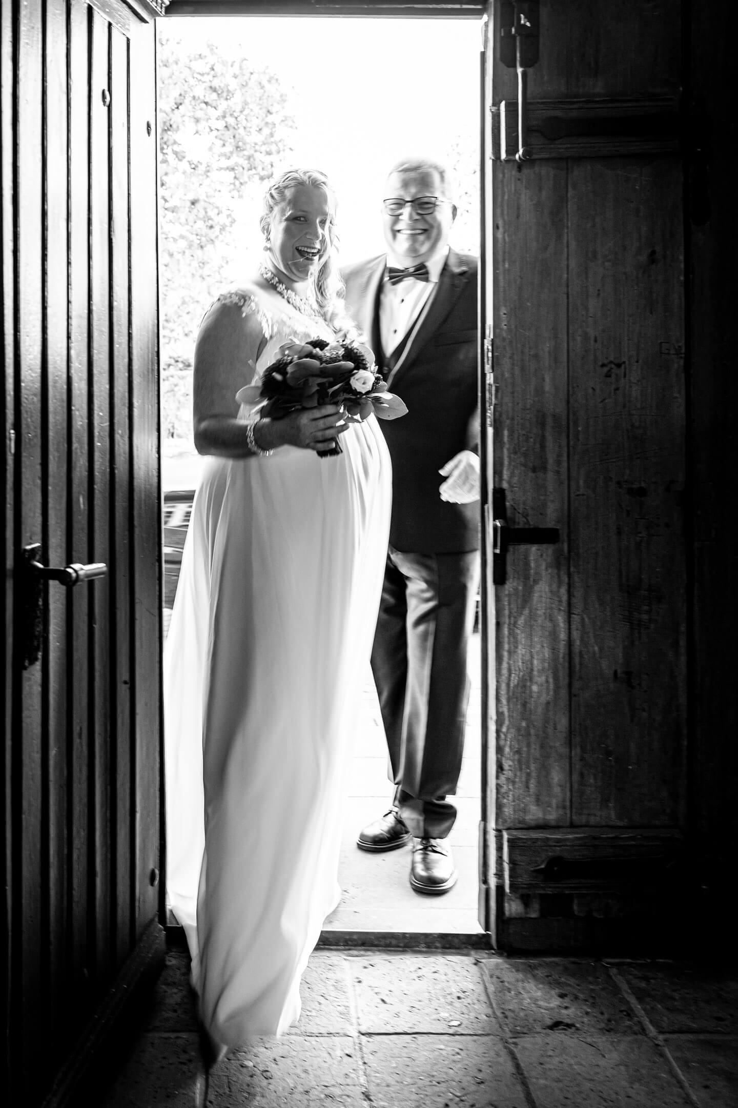 Braut tritt mit Brautpapa ins Standesamt