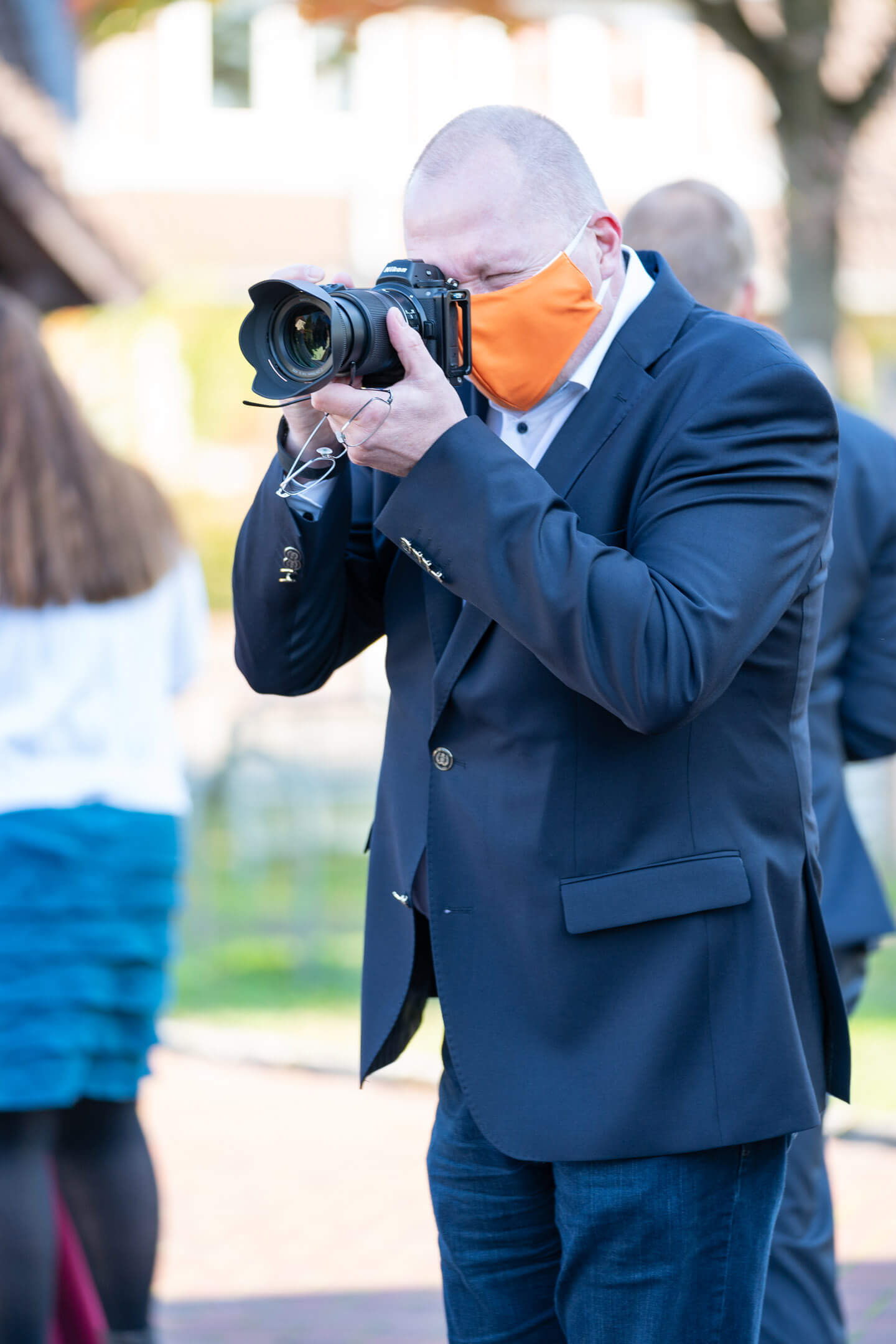 Fotograf mit Mundschutz auf Hochzeit