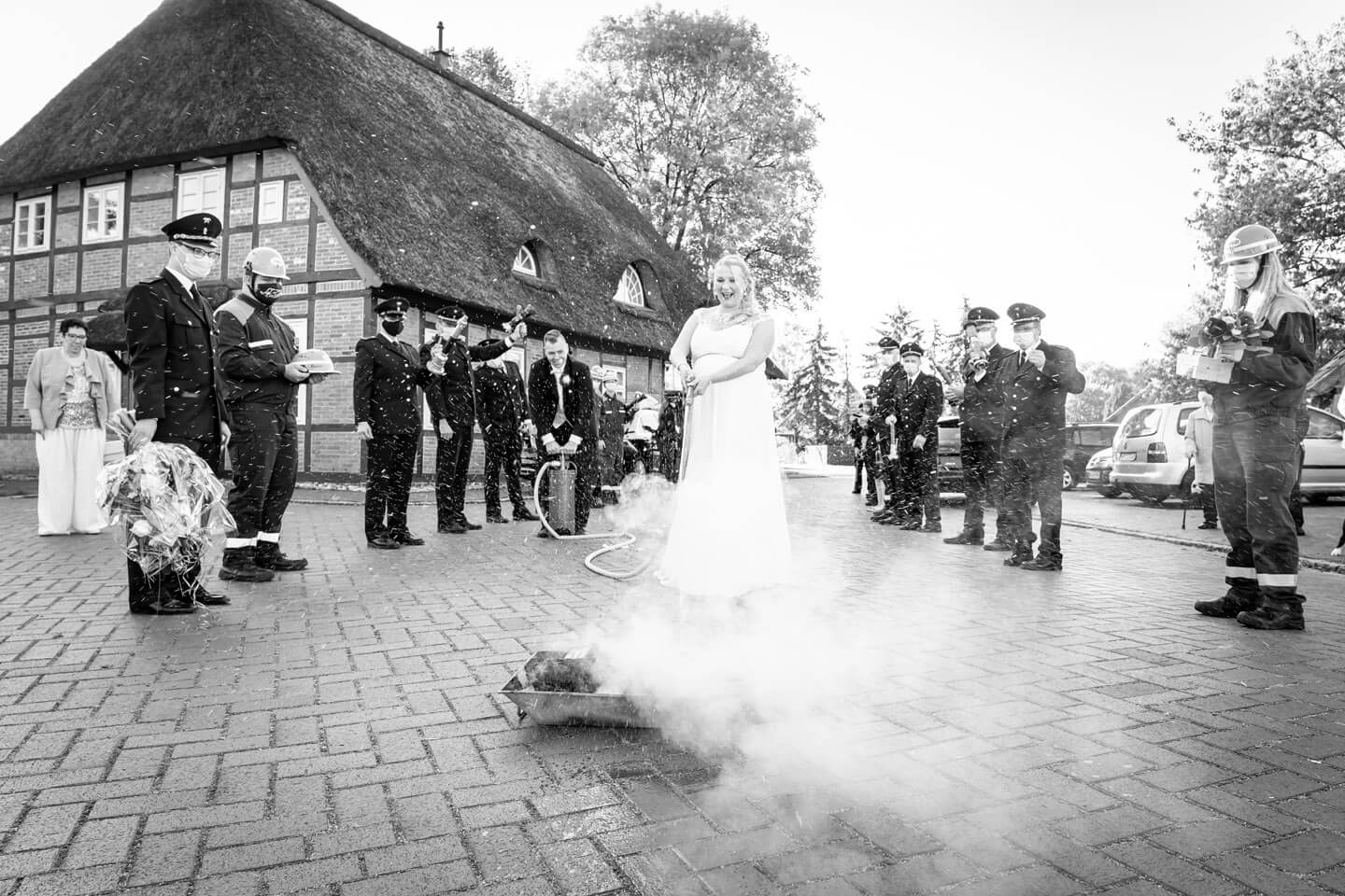 Braut löscht feuer vor dem Standesamt Marschacht