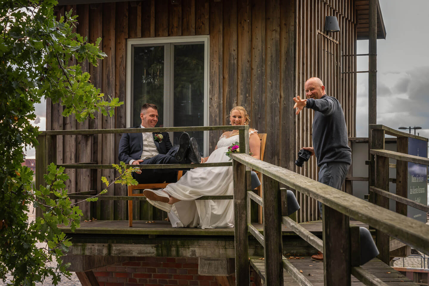 Hochzeitsfotograf mit Brautpaar am Zollenspieker