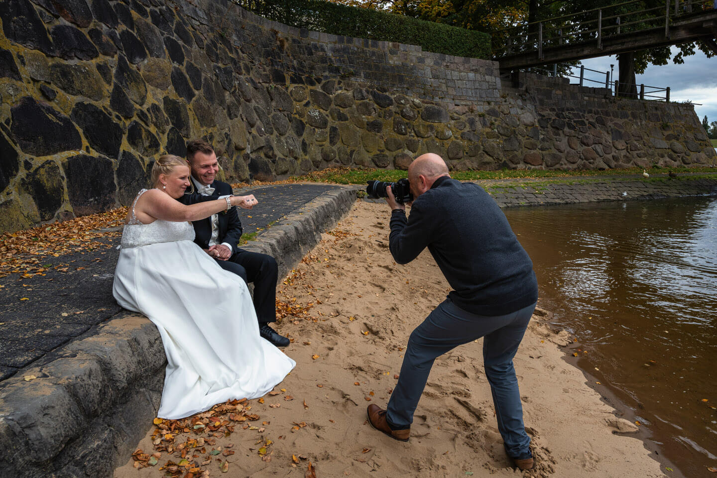 Hochzeitsfotograf Florian Läufer mit Hochzeitspaar am Zollenspieker Fährhaus