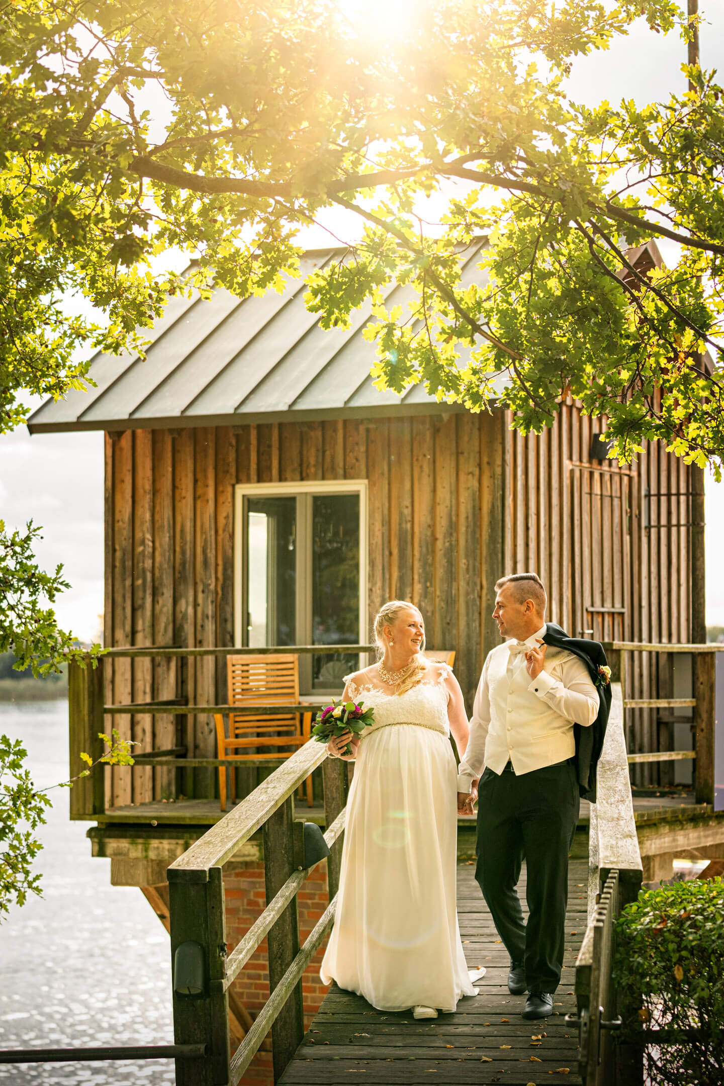 Hochzeitsfotos am Zollenspieker bei Gegenlicht im Herbst