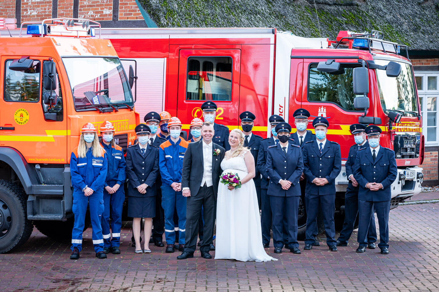 Hochzeitspaar mit Feuerwehr