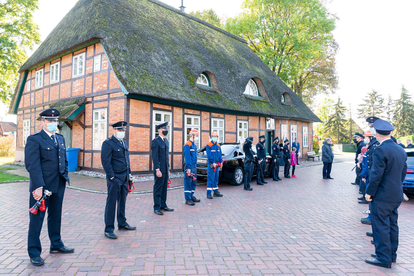 Polizei und Feuerwehr stehen Spalier