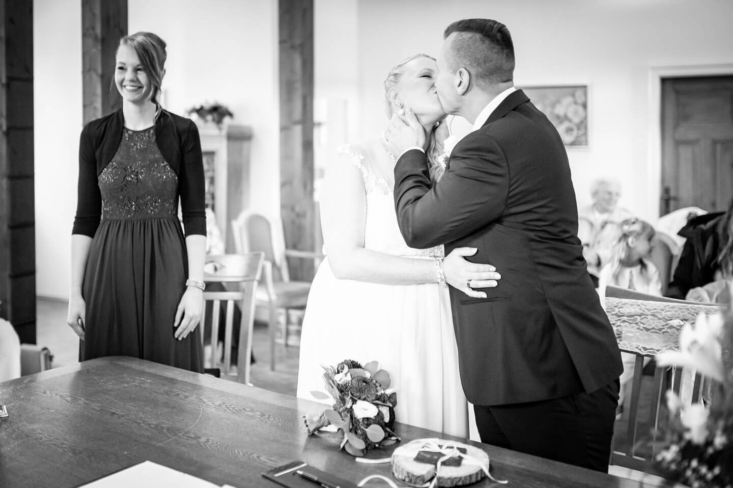 Der Vermählungskuss im Standesamt Marschacht