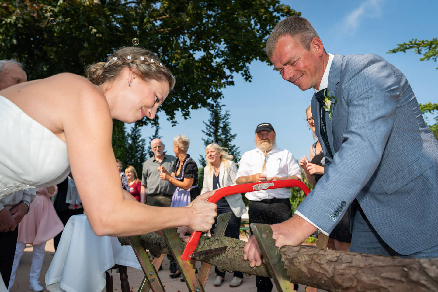 Baumstamm sägen Brautpaar