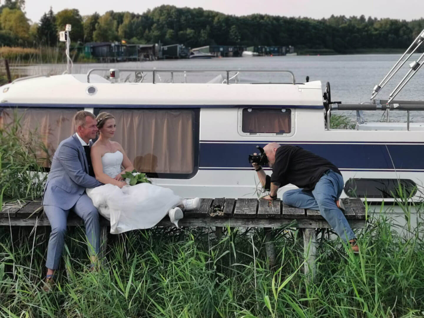Hochzeitsfotograf in Action bei einer Landhochzeit in Mecklenburg-Vorpommern.