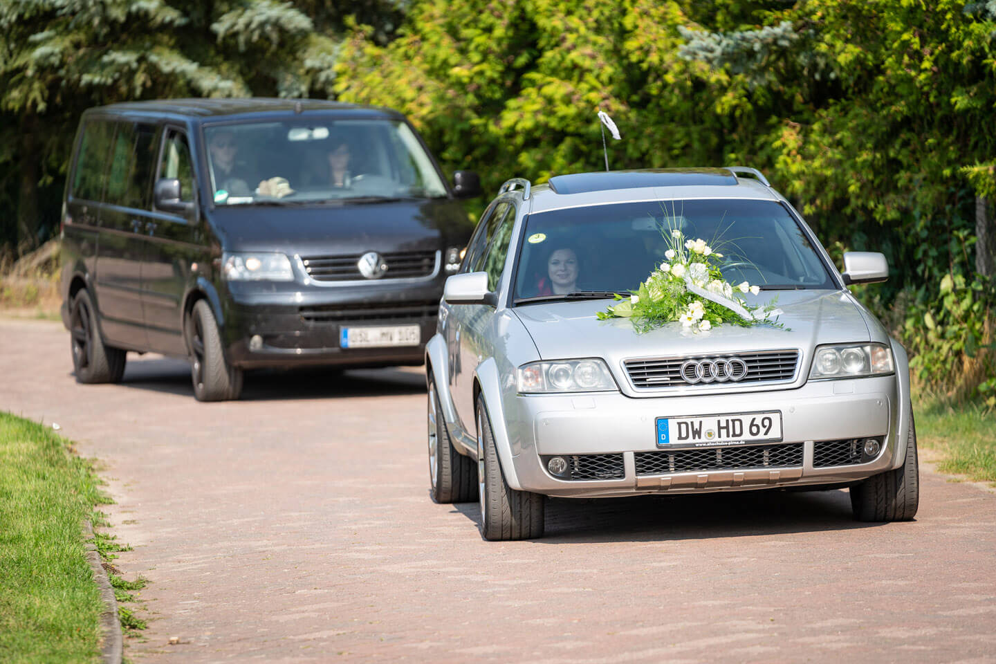 Hochzeitsauto trifft ein.