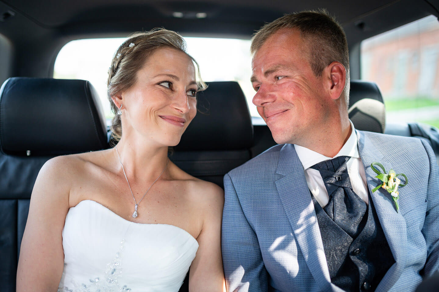 Brautpaar im Hochzeitsauto