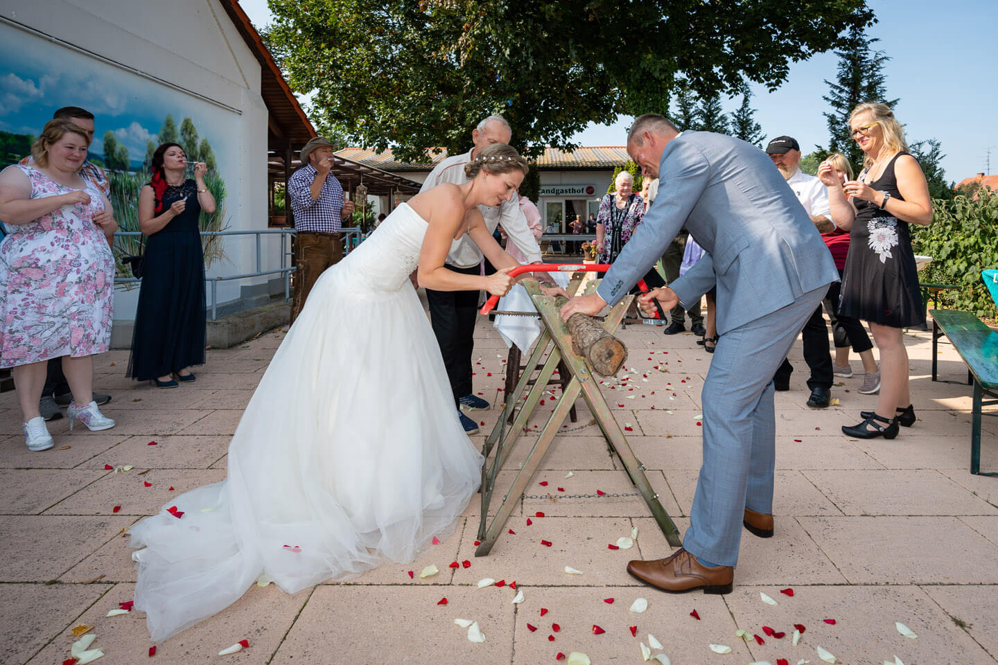 Baumstamm sägen auf Landhochzeit