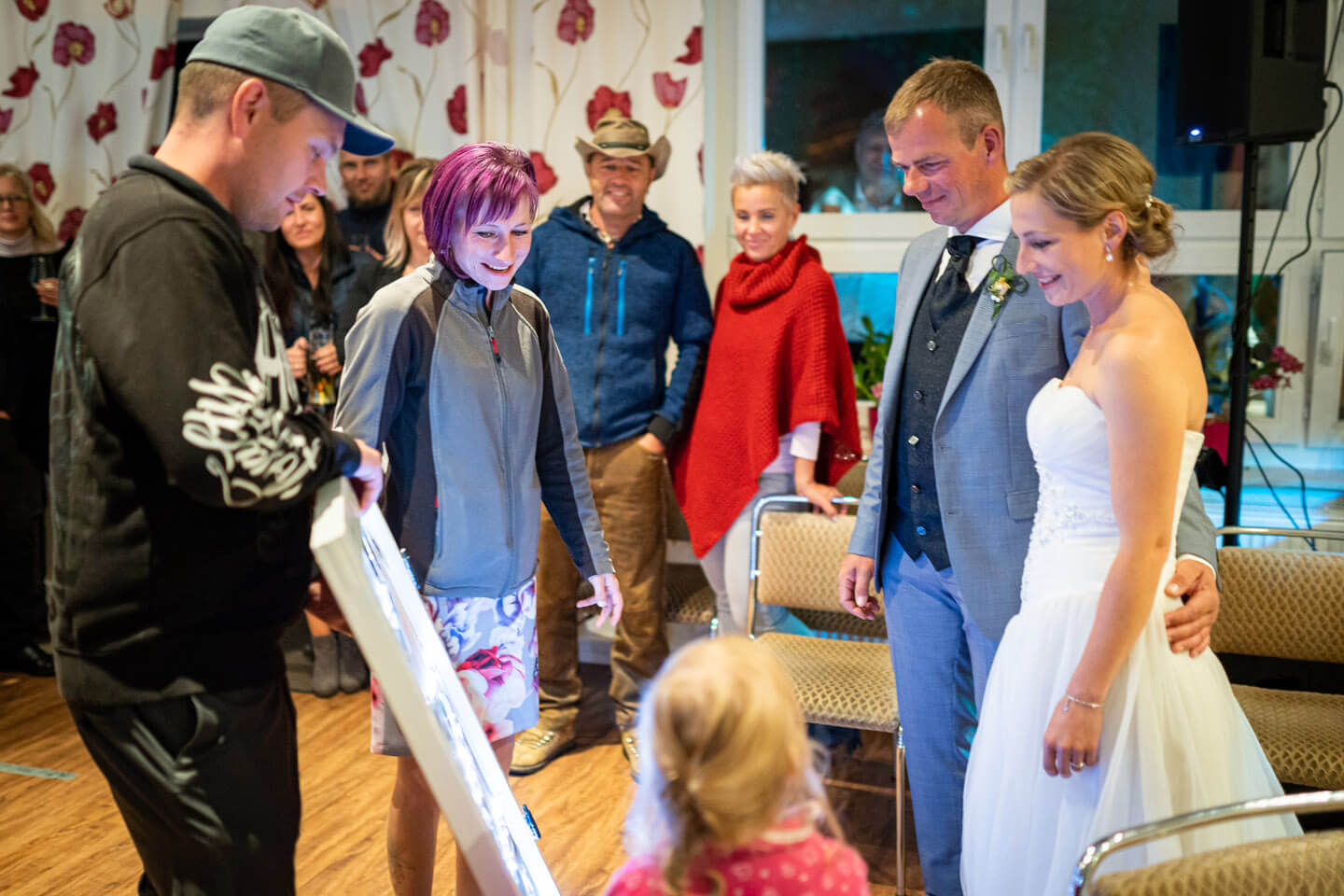 Geschenkübergabe Bilderrahmen