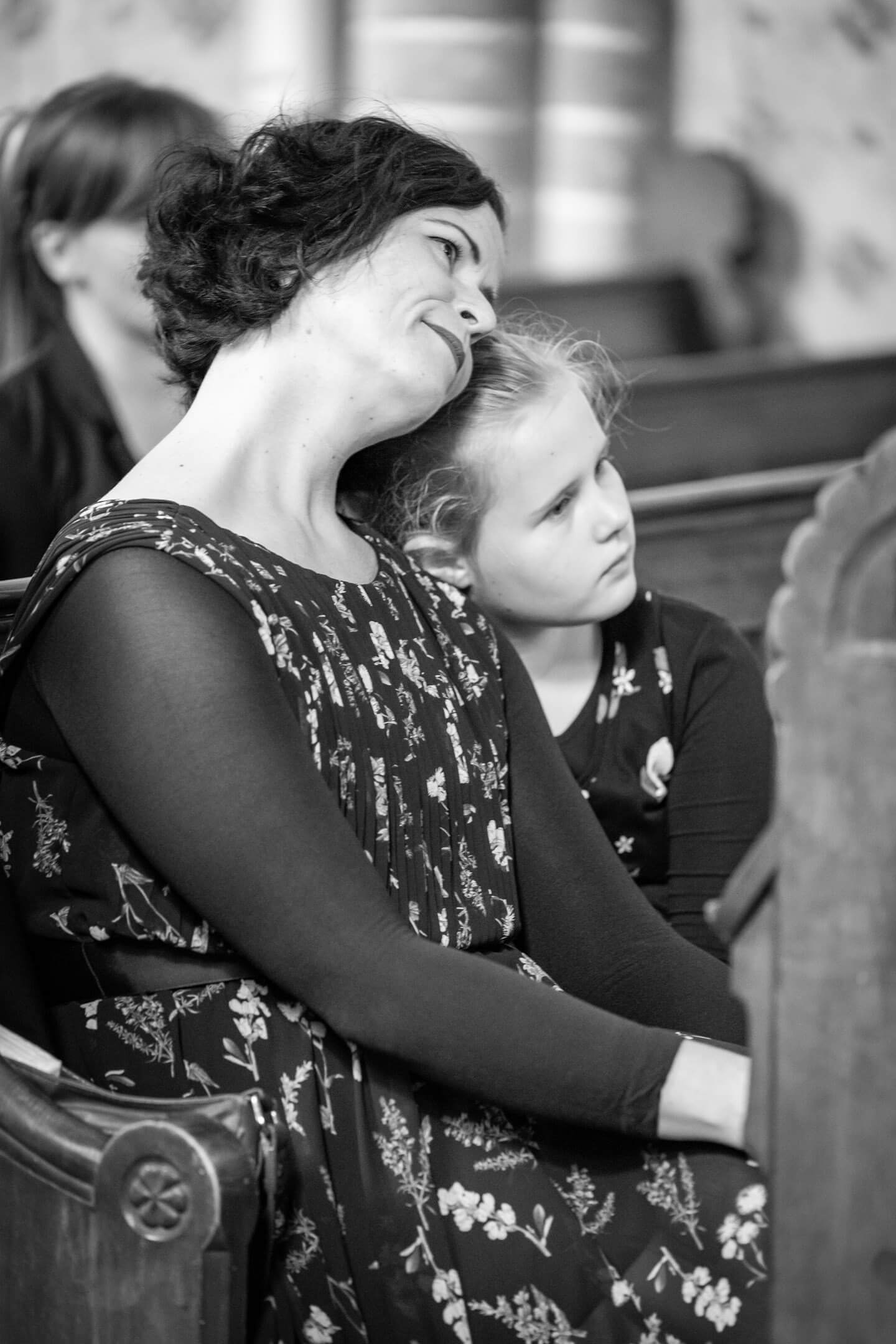 Hochzeitsgäste in der Kirche