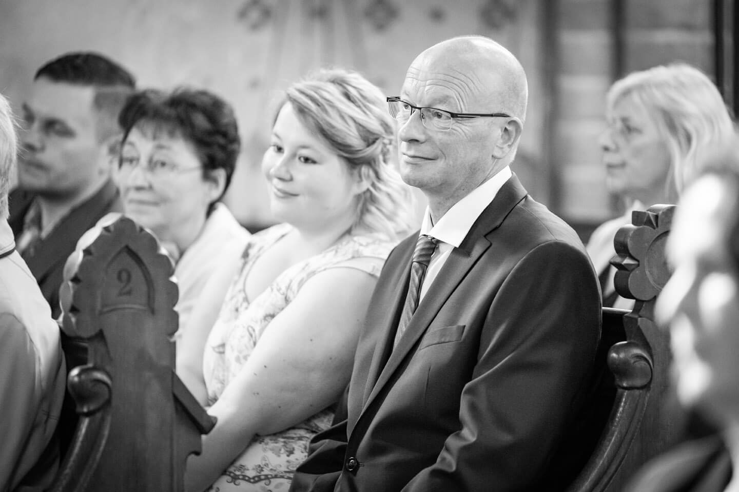 Hochzeitsgäste auf der Sitzbank in der Klosterkirche Malchow