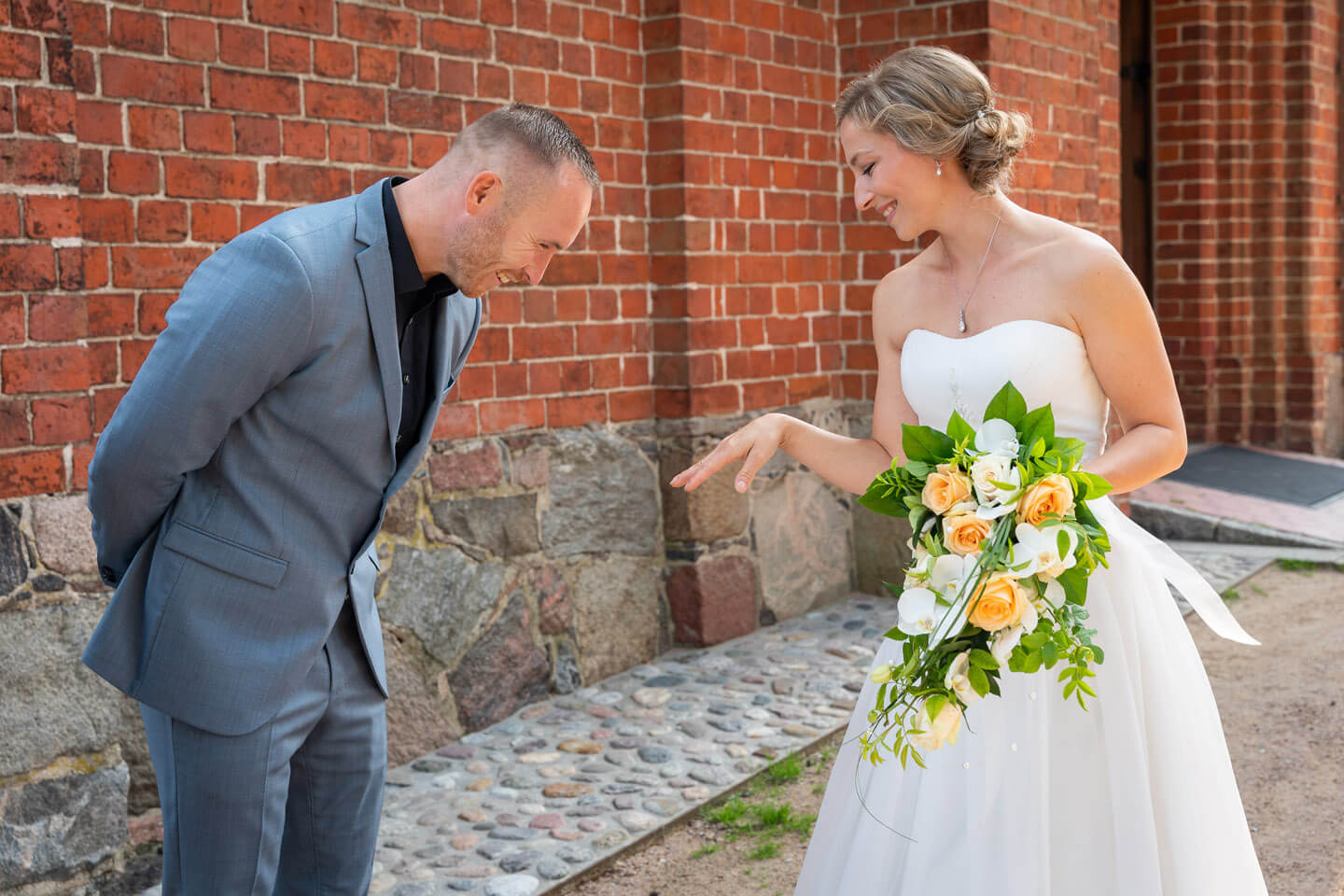 Hochzeitsgast bewundert den Trauring der Braut