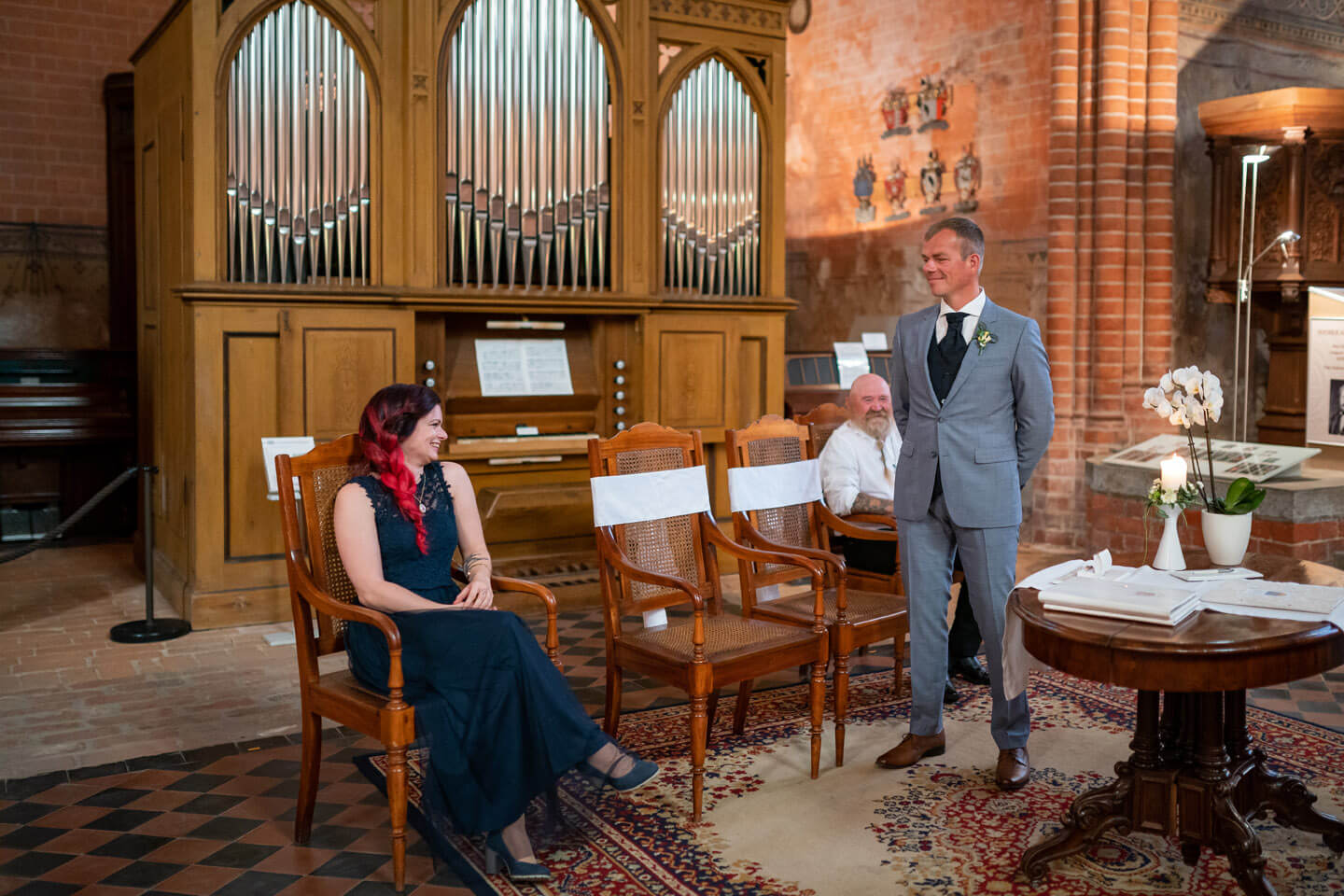 Bräutigam wartet auf den Einzug der Braut im Kloster Malchow