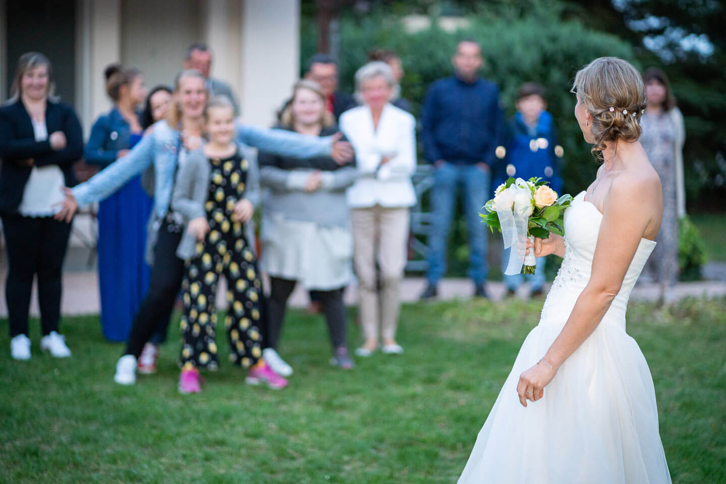 Kurz vor dem Brautstrausswurf: Braut blickt sich um.
