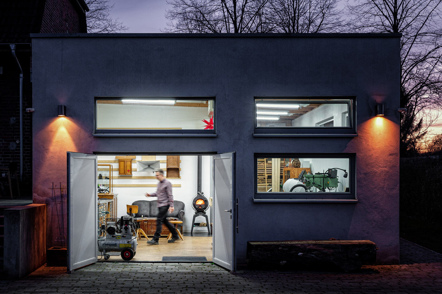 Die Atelier-Werkstatt des Penmakers Frank Pressentin zur Blauen Stunde