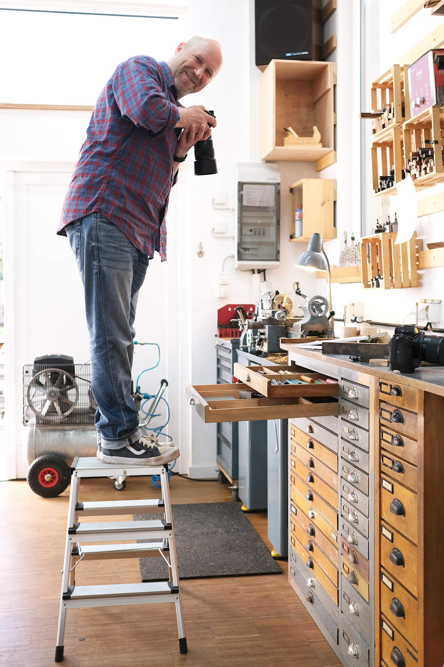 Fotograf Florian Läufer in Action beim Werkstattbesuch