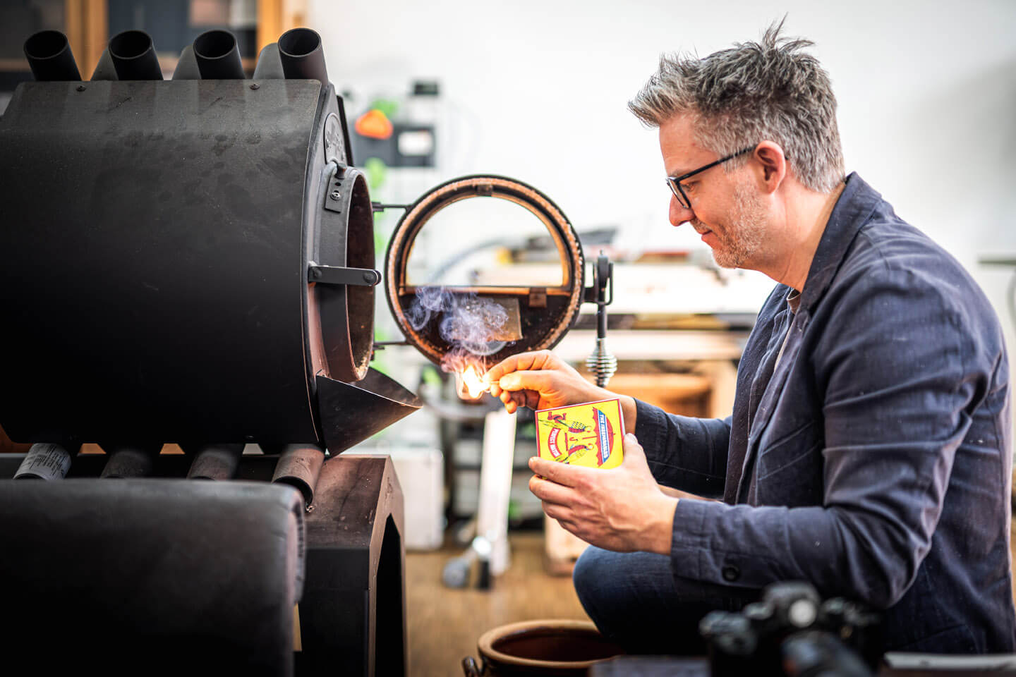 Ofen anheizen in der Manufaktur der international ausgerichteten Firma Elbwood. Fotograf Florian Läufer aus Hamburg hielt diese Szene fest.