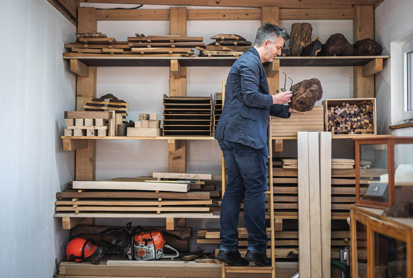 The hanseatic Penmaker Frank Pressentin prüft eine Wurzelknolle