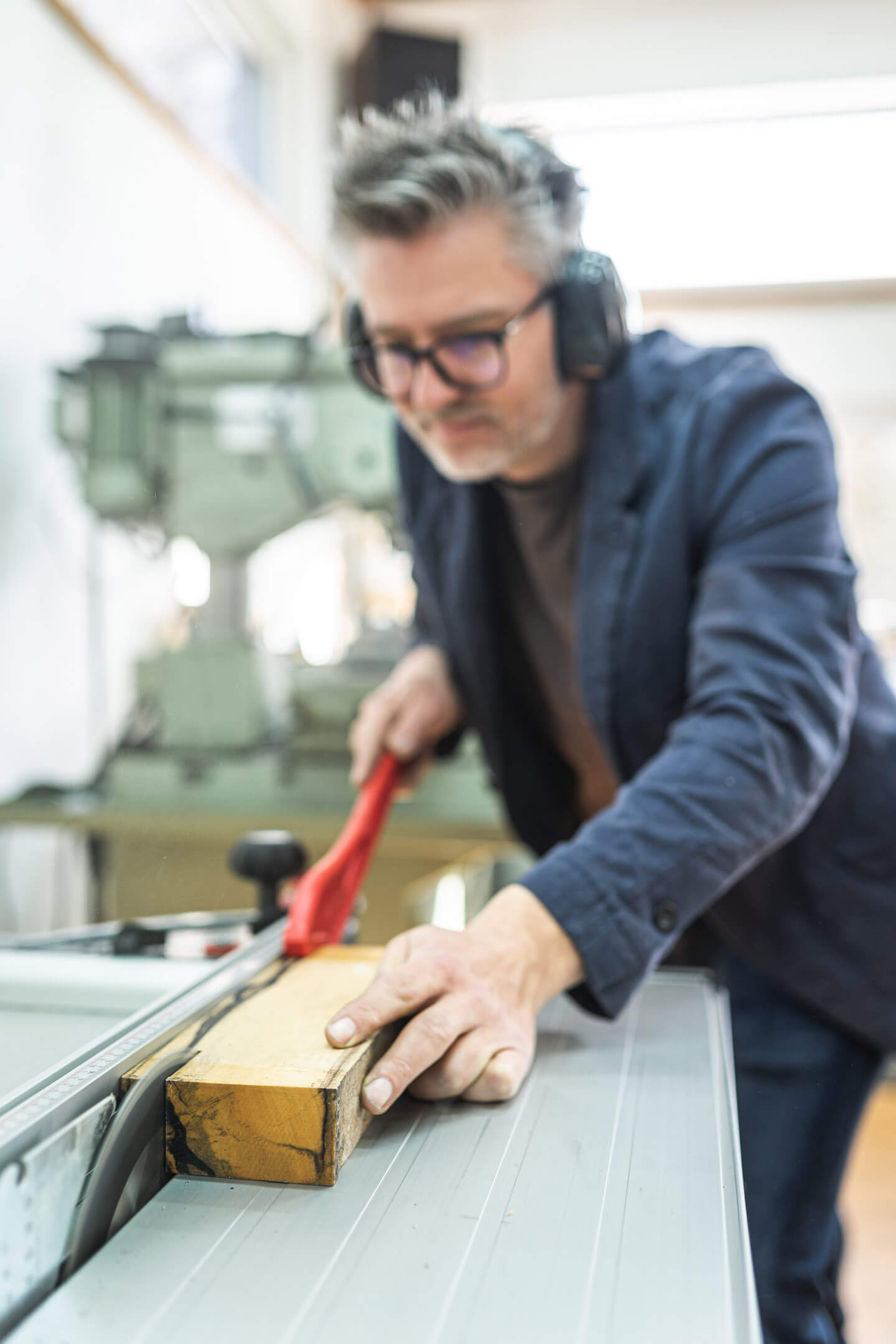 Handwerker an der Kreissäge beim Fotoshooting