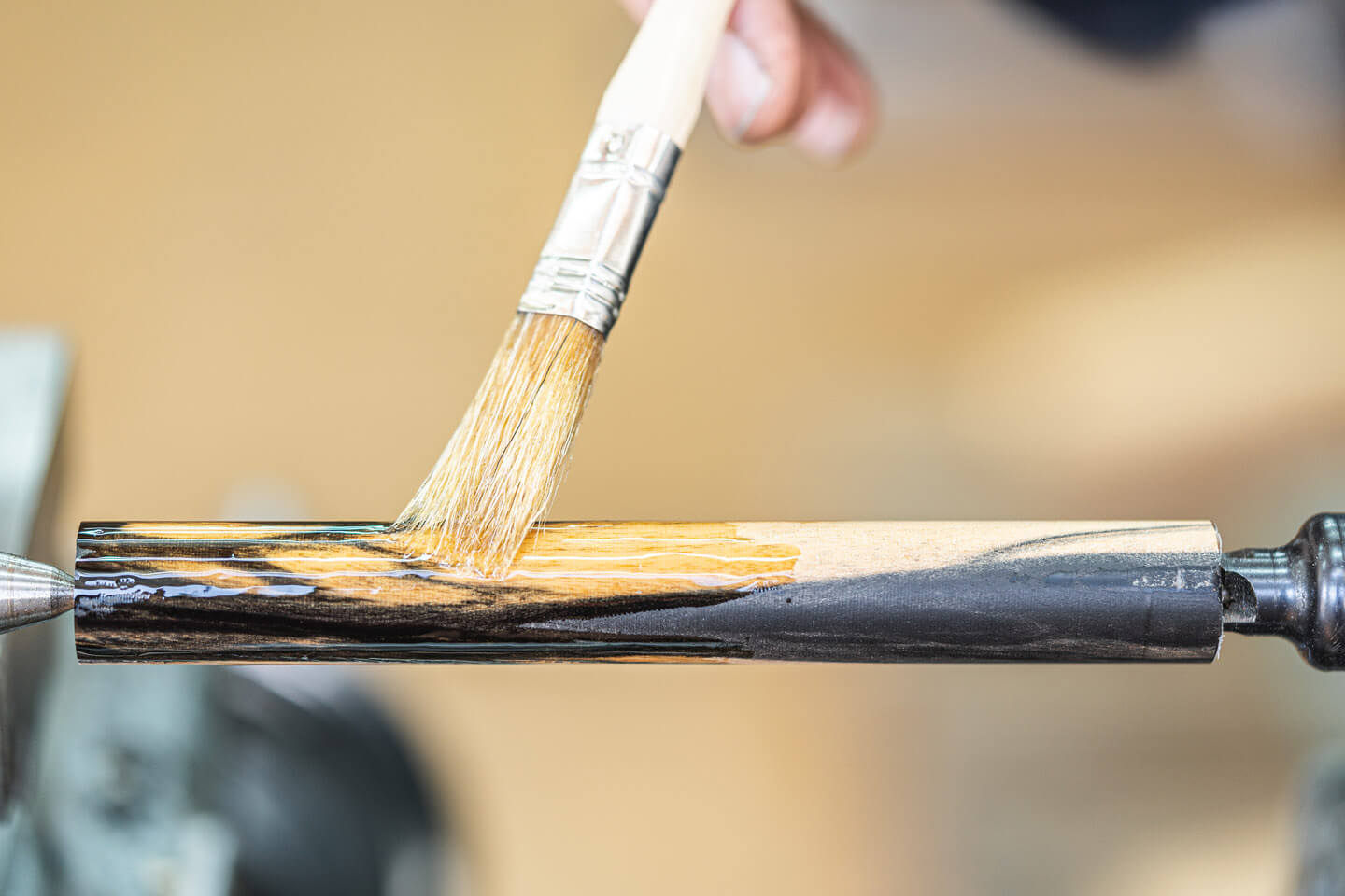 Ölen des Holzrohlings für die Herstellung eines Füllfederhalters.