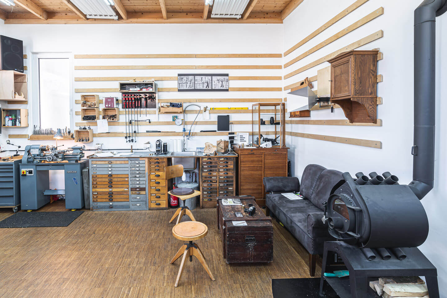 Handwerker fotografieren in der Werkstatt