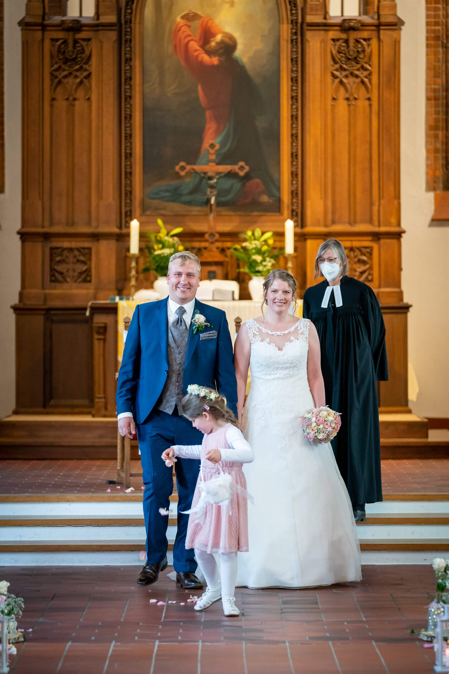 Blumenkind streut Blumen bei Hochzeit in Nortorf