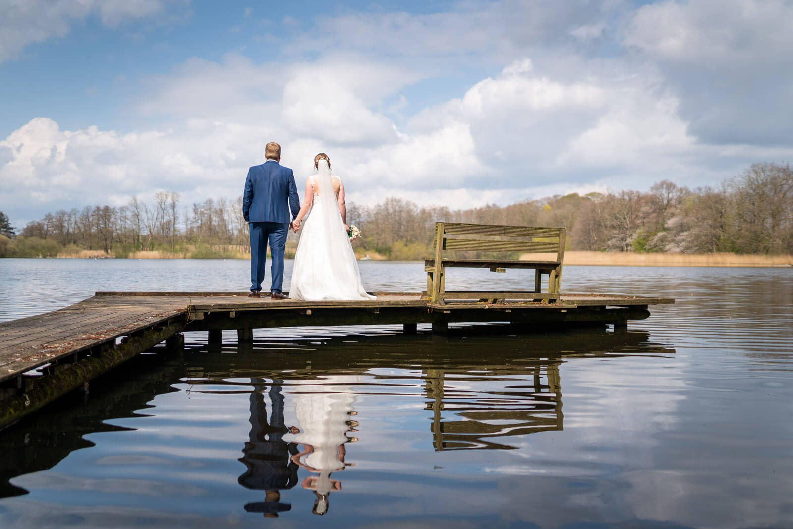 Natürliche Hochzeitsfotos an einem See bei Nortorf
