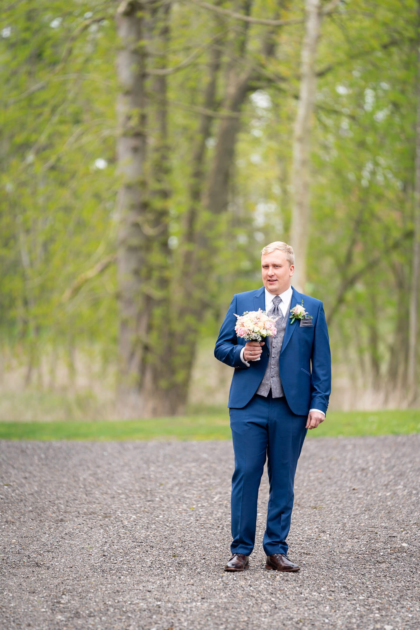 Bräutigam wartet beim First Look auf seine Braut