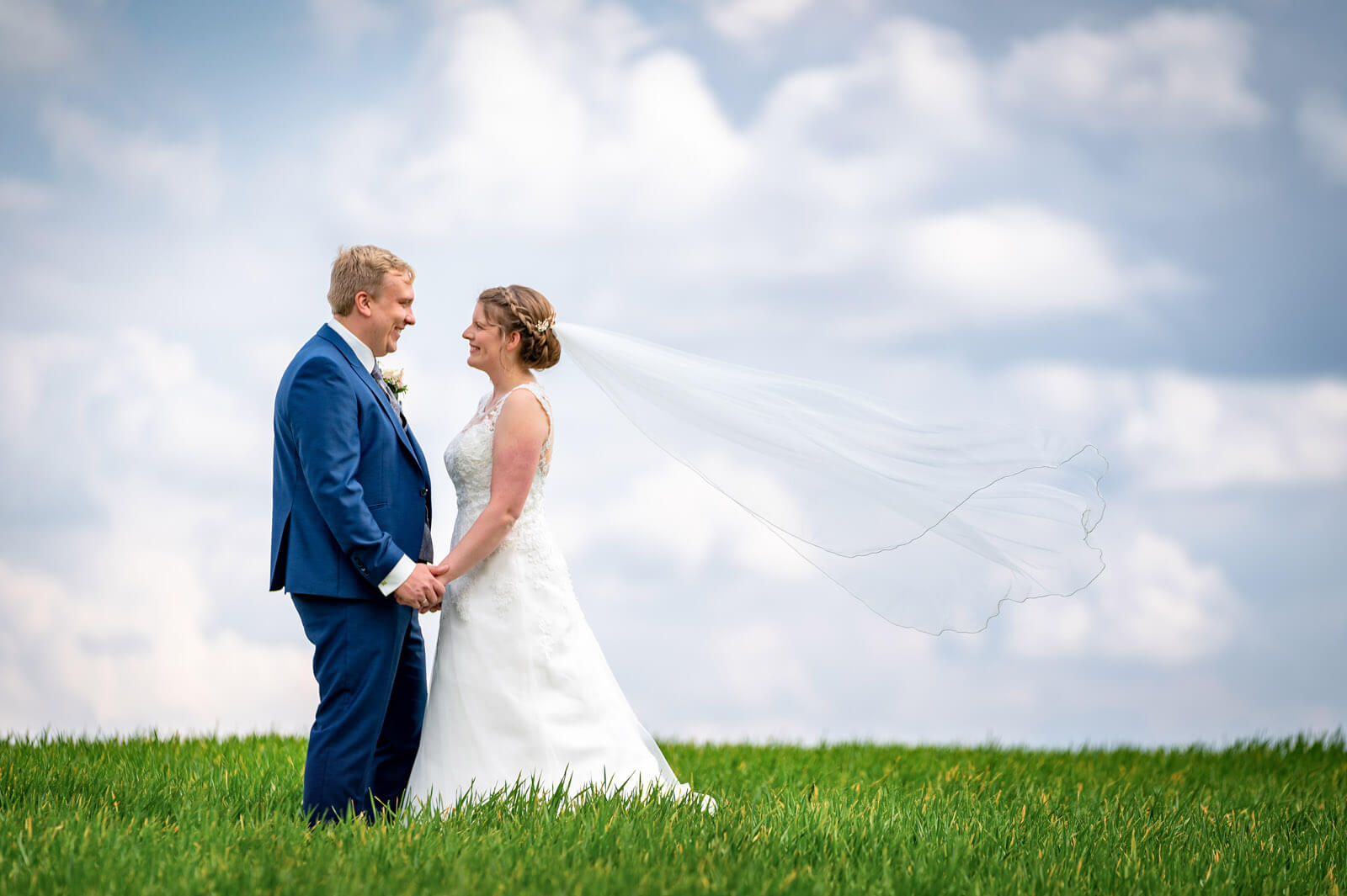 Hochzeitsfoto mit langem Schleier