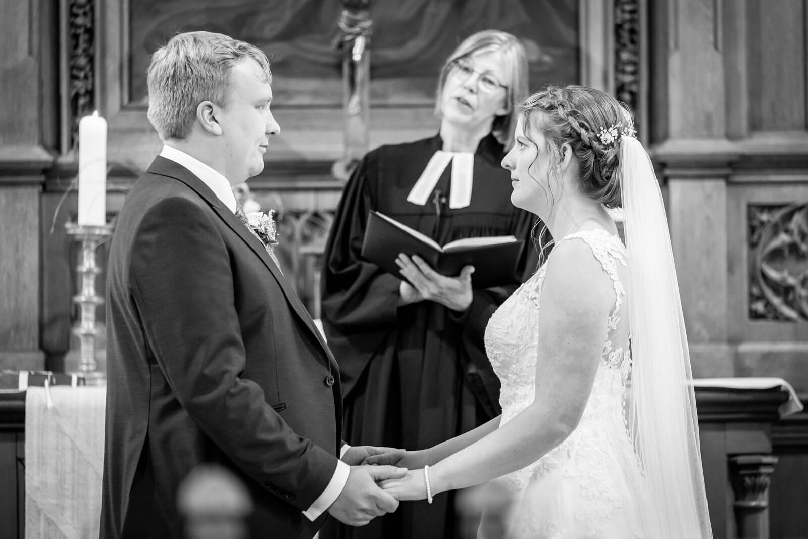 Brautpaar gibt sich in der St. Martin Kirche das Jawort.