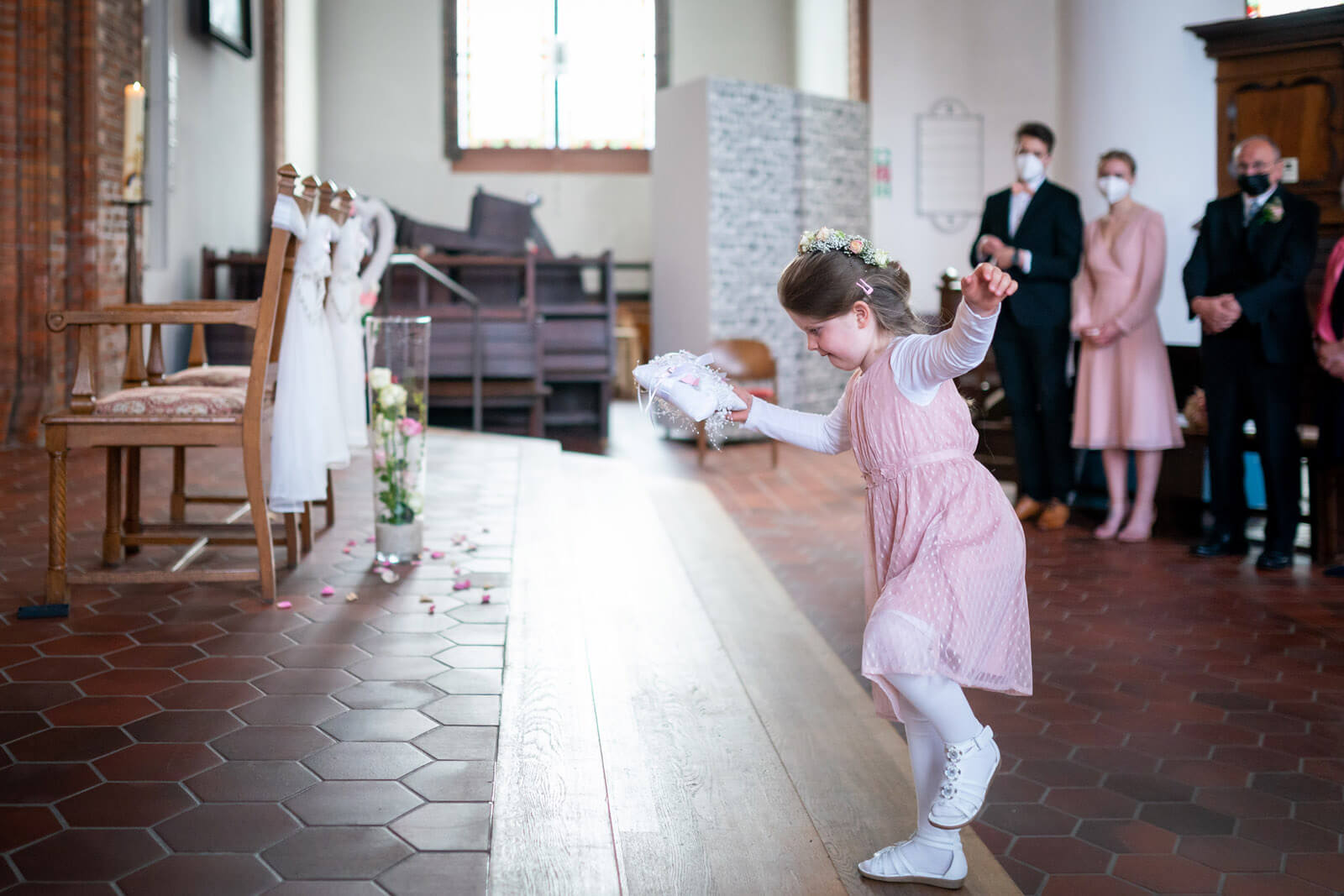 Ringkissen wird zum Altar gebracht