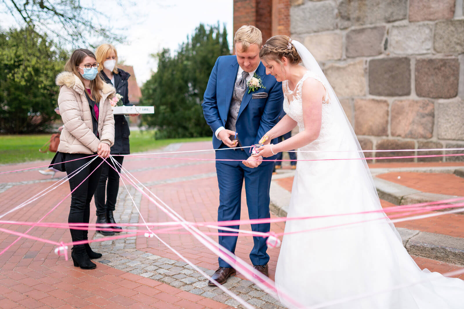 Bänder zerschneiden Brautpaar