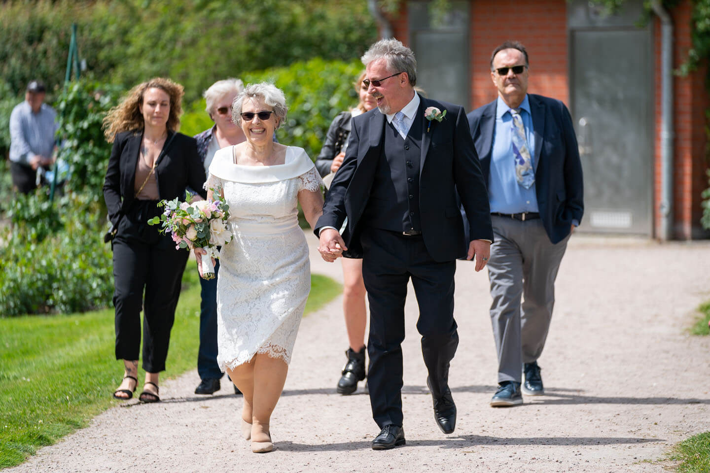 Hochzeitsgesellschaft auf dem Weg zur Hochzeitsinsel im Rosarium Uetersen