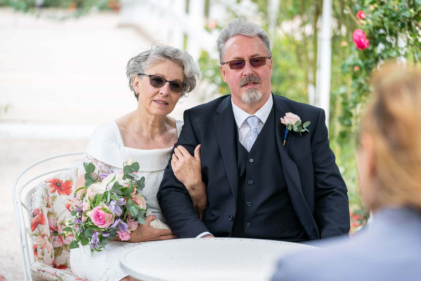 Brautpaar vor der Standesbeamtin