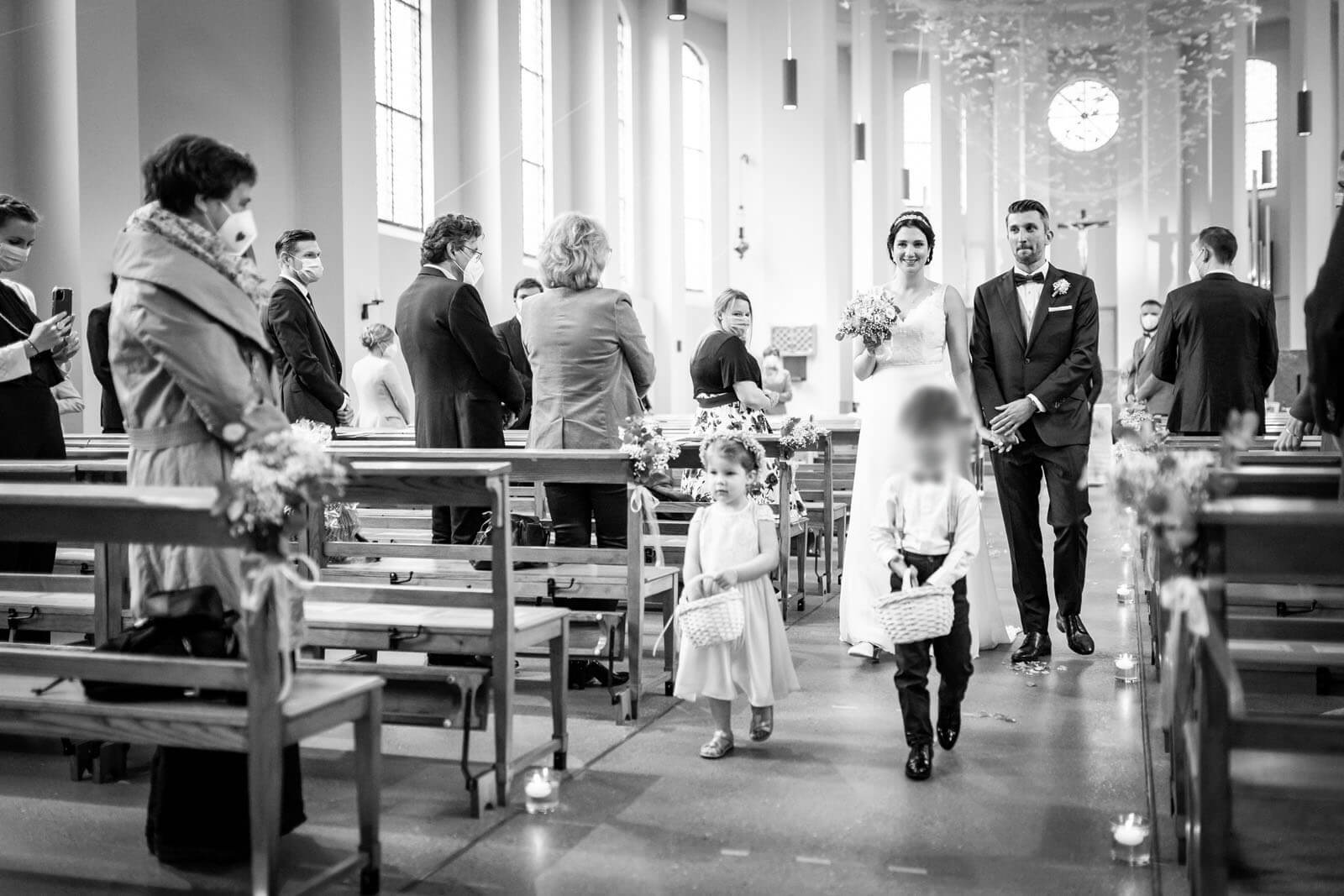 Auszug des Brautpaares nach katholischer Hochzeit im kleinen Michel Hamburg.