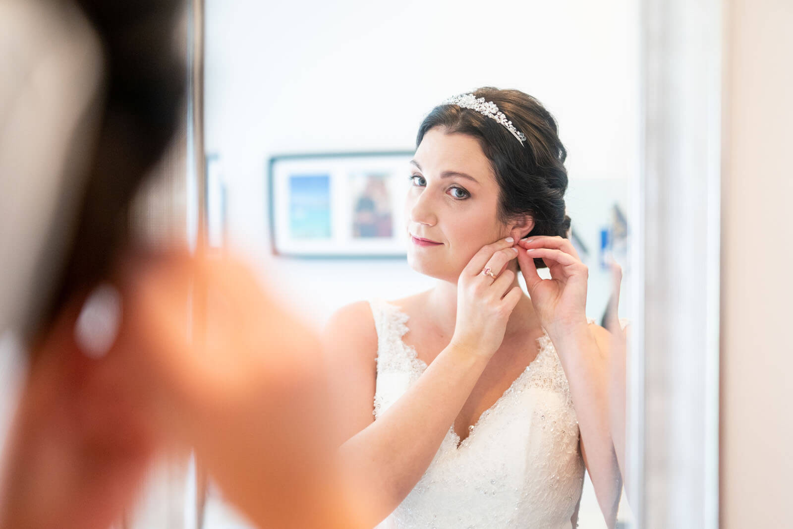 Getting Ready vor dem Spiegel.